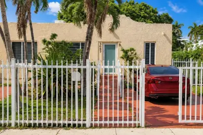 3057 SW 14th St, Miami: photo 1 of 14