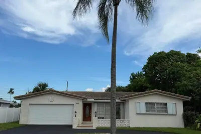 5501 Monroe St, Hollywood: photo 1 of 24