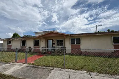 400 E 57th St, Hialeah: photo 1 of 14