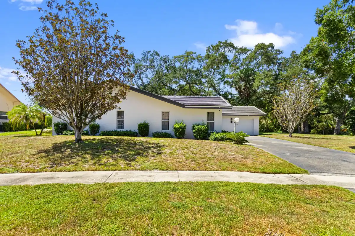 1050 SW 1st St, Boca Raton: photo 1 of 41
