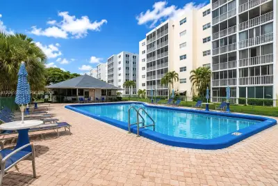 301 NE 14th Ave #307, Hallandale Beach: photo 1 of 13