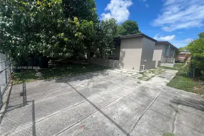 1190 NW 135th St, North Miami: photo 1 of 56