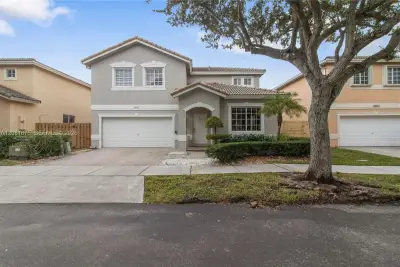 10842 NW 53rd Ln, Doral: photo 1 of 19