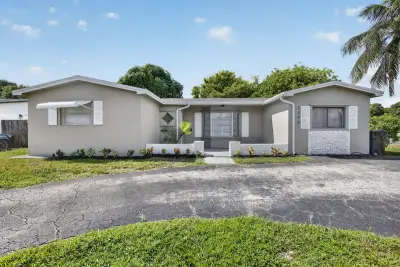 3390 NW 42nd St, Lauderdale Lakes: photo 1 of 27
