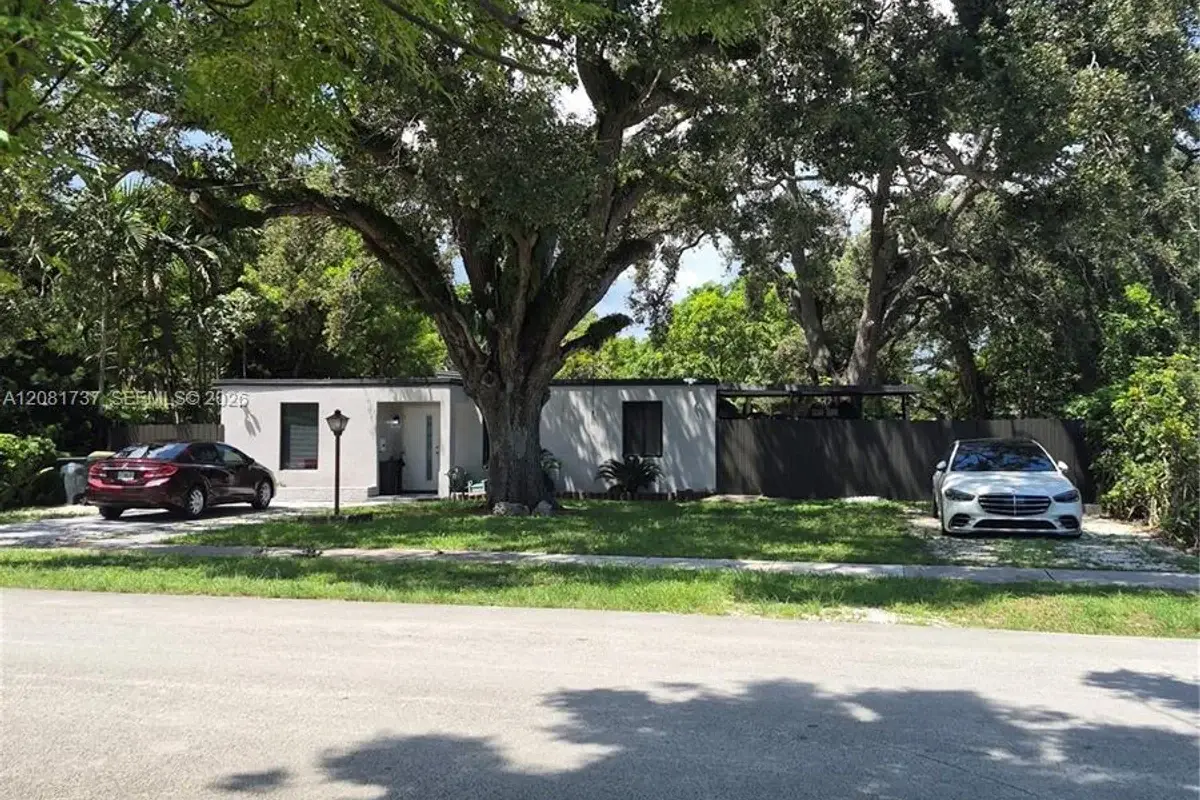 1535 NE 139 St, North Miami: photo 1 of 13