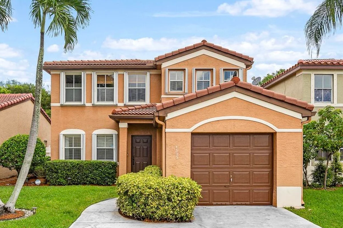 4303 NW 1st Dr, Deerfield Beach: photo 1 of 37