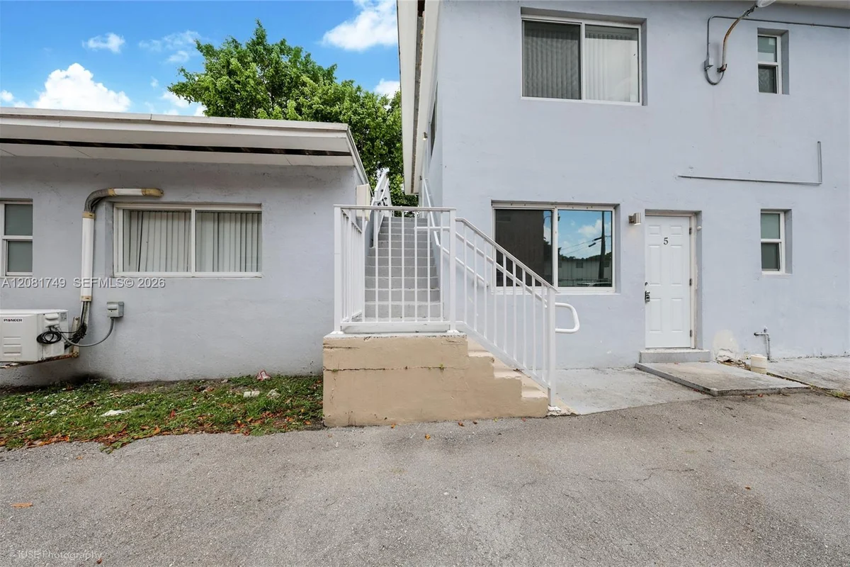1145 NW 3rd St #3, Miami: photo 1 of 10