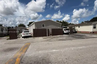 220 NE 12th Ave, Homestead: photo 1 of 22