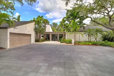 6121 SW 104th St, Pinecrest: photo 1 of 43