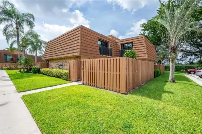 2536 Camelot Ct, Cooper City: photo 1 of 23