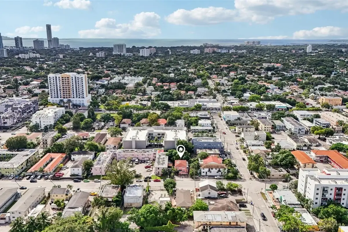 984 SW 6th St, Miami: photo 1 of 26