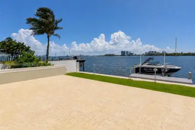 8041 NE Bayshore Ct, Miami: photo 1 of 38