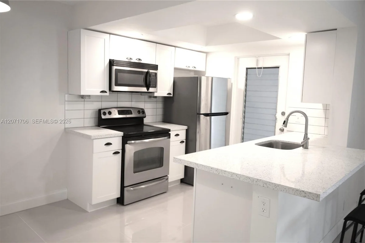2166 NE 56th St #203, Fort Lauderdale: photo 1 of 20