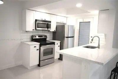 2166 NE 56th St #203, Fort Lauderdale: photo 1 of 20