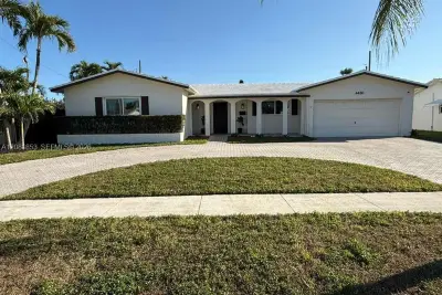 4450 NW 9th St, Coconut Creek: photo 1 of 12