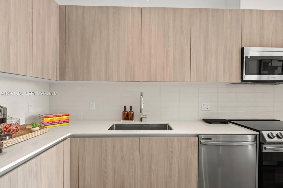 2800 SW 27th Ter #0902, Miami: photo 1 of 13