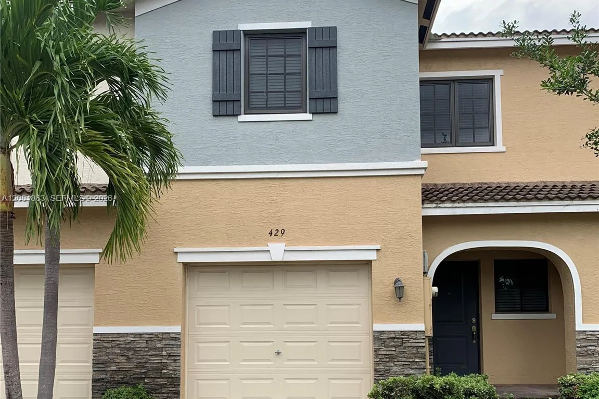 429 NE 194th Ter, Miami: photo 1 of 14
