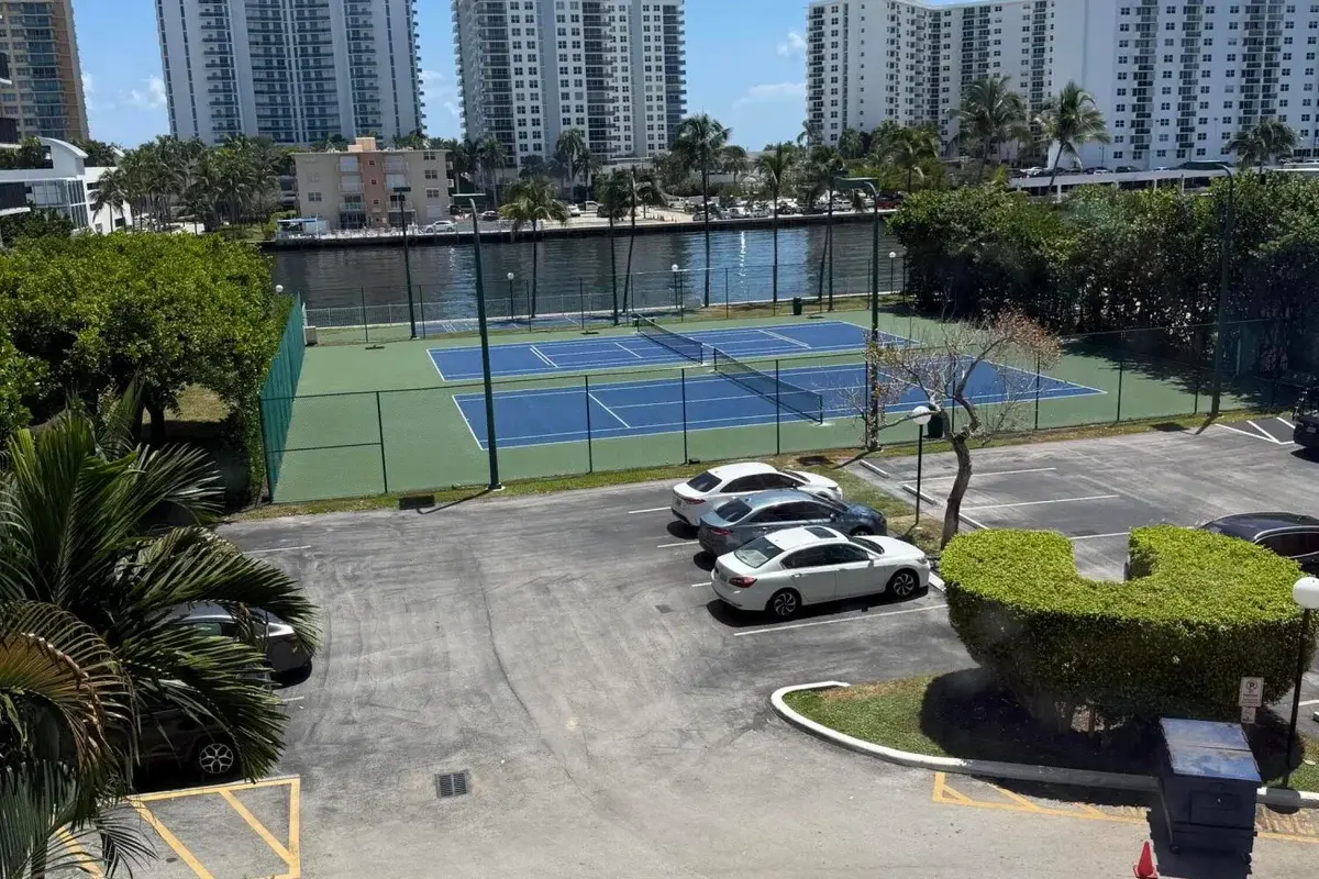 1000 Parkview Dr #424, Hallandale Beach: photo 1 of 10