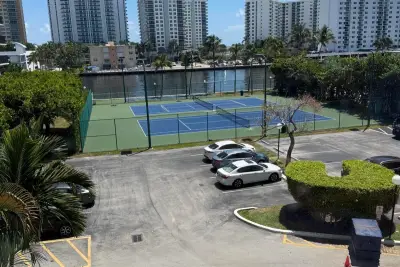 1000 Parkview Dr #424, Hallandale Beach: photo 1 of 10