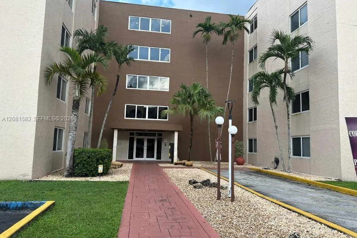 6960 NW 186th St #2-131, Hialeah: photo 1 of 10