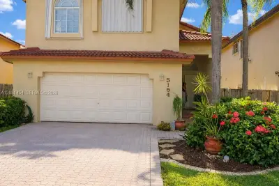 House in Doral: photo 1 of 29