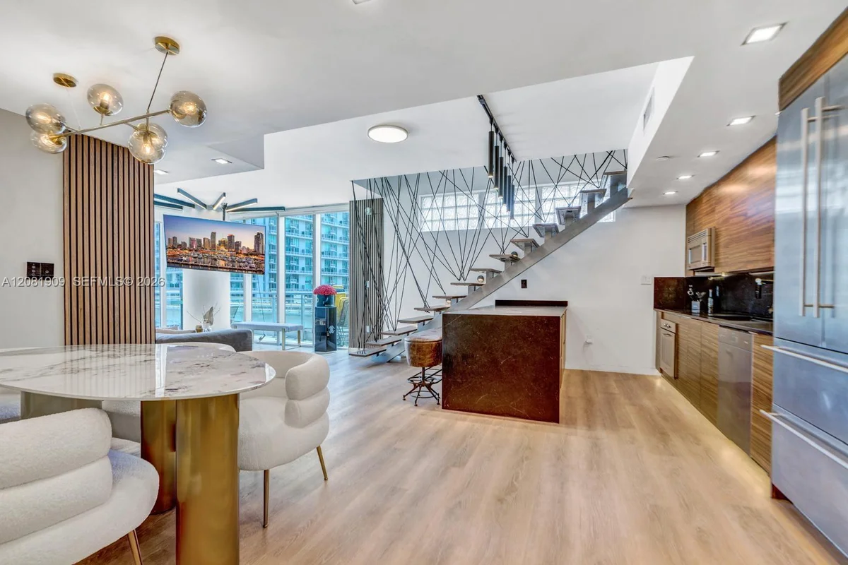 92 SW 3rd St #901, Miami: photo 1 of 33