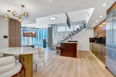 92 SW 3rd St #901, Miami: photo 1 of 33