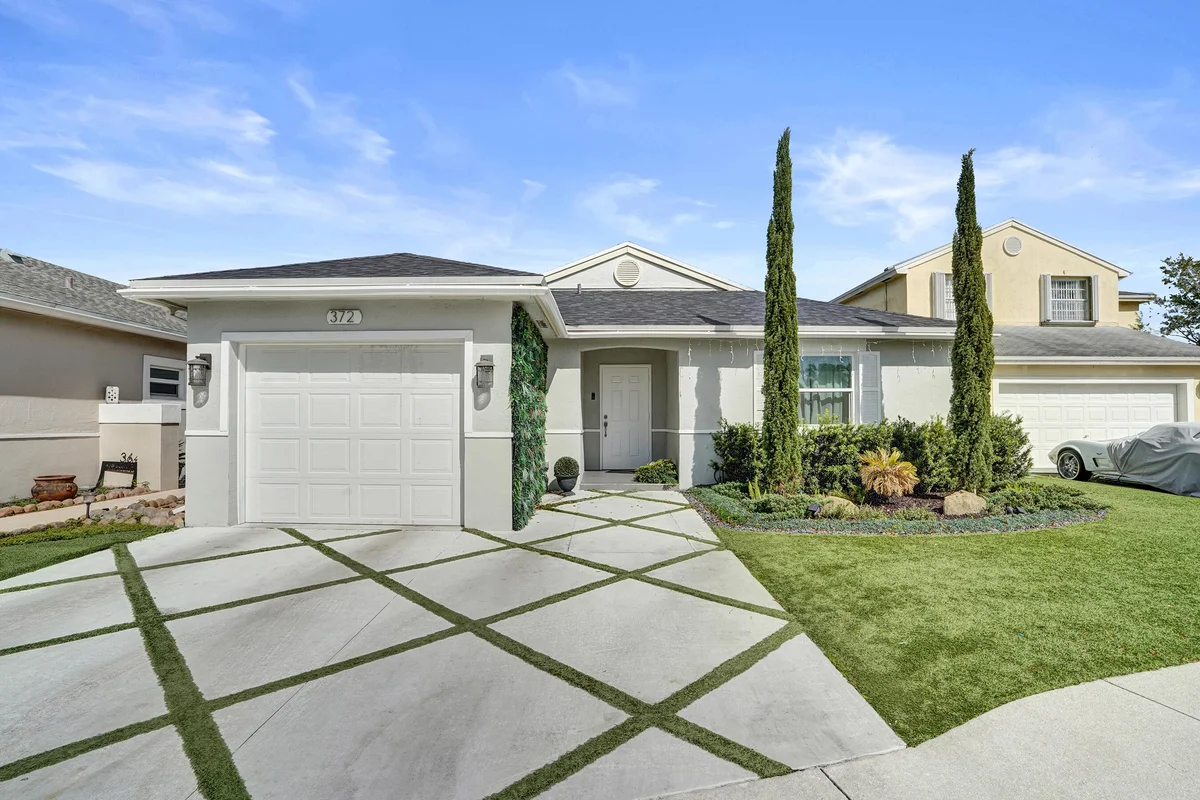 372 W Riverbend Dr, Sunrise: photo 1 of 82