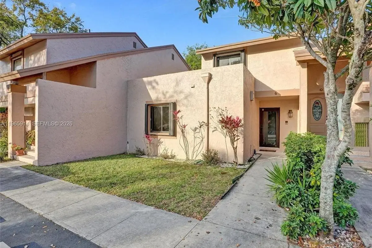 6 Chestnut Cir, Cooper City: photo 1 of 16
