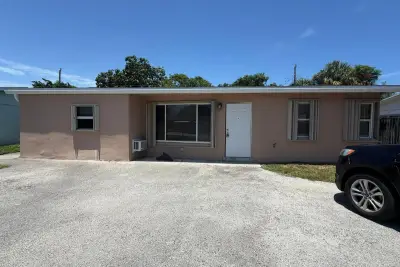 1531 NE 30th St, Pompano Beach: photo 1 of 15