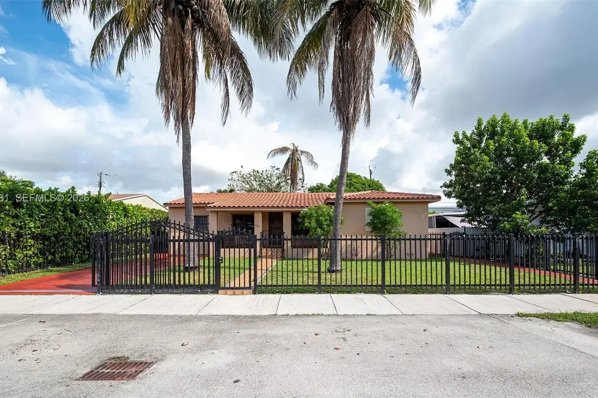 4051 NW 5th St, Miami: photo 1 of 38