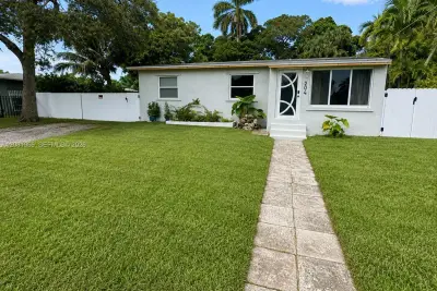 204 SW 7th Ave, Hallandale Beach: photo 1 of 23