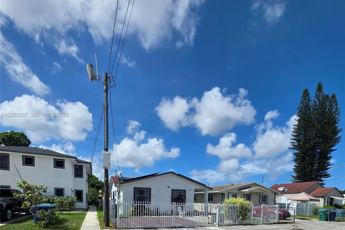 2237 NW 50th St, Miami: photo 1 of 6