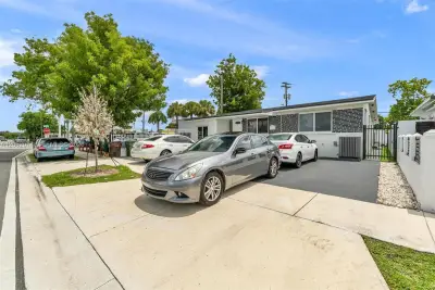 4851 E 8th Ct, Hialeah: photo 1 of 15