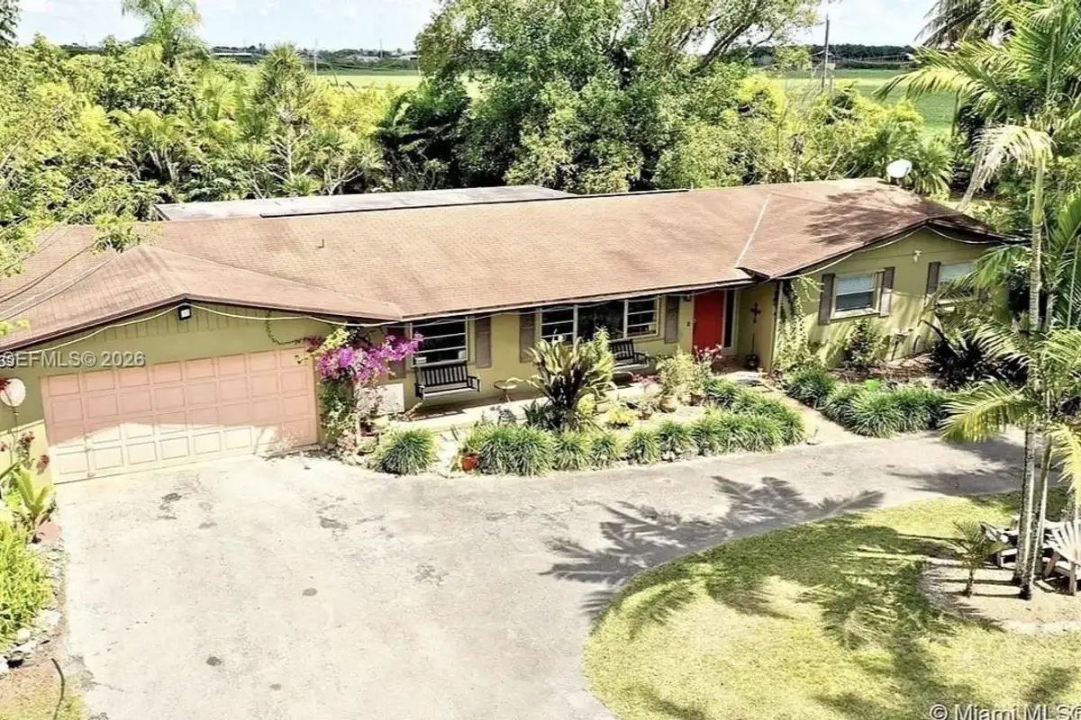 22700 SW 199th Ave, Miami: photo 1 of 15