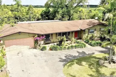 22700 SW 199th Ave, Miami: photo 1 of 15