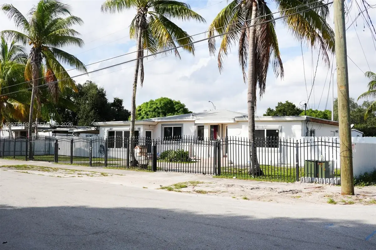 2955 NW 102nd St, Miami: photo 1 of 17
