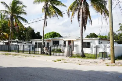 2955 NW 102nd St, Miami: photo 1 of 17