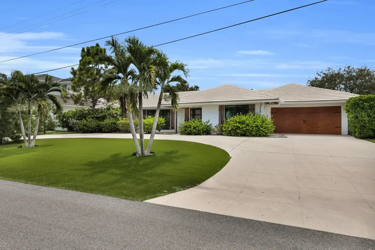 229 Fairway W, Tequesta: photo 1 of 21
