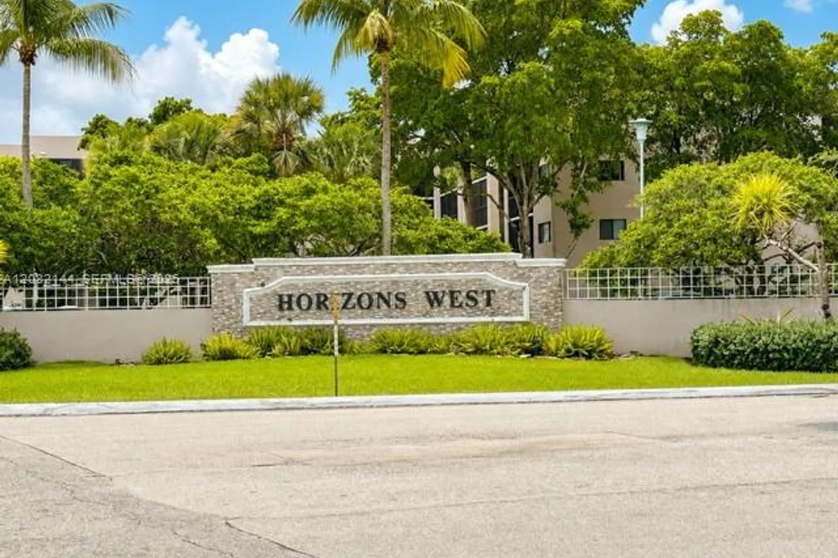8600 SW 133rd Ave Rd #305, Miami: photo 1 of 16