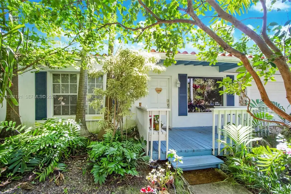 119 Harbor Dr, Key Biscayne: photo 1 of 12