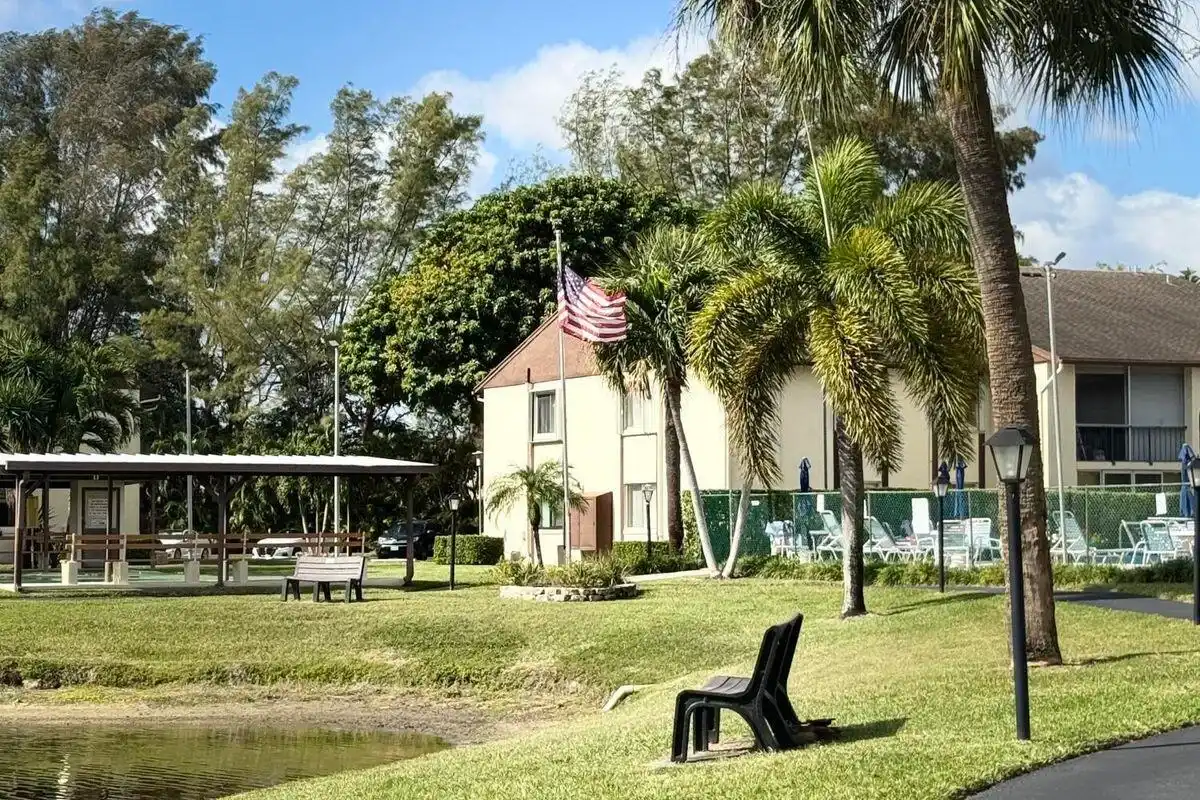 3624 La Aires Ct #D-1, Lake Worth: photo 1 of 11