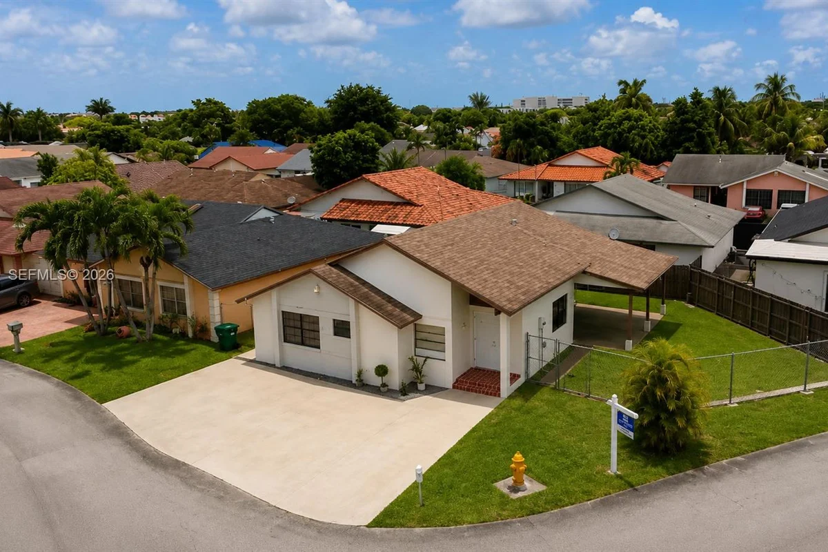 764 SW 99th Ct Cir, Miami: photo 1 of 32
