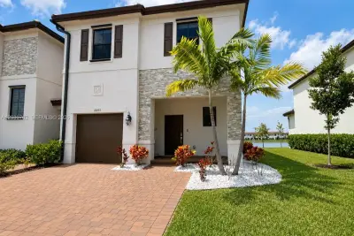 10153 SW 231st Ln, Miami: photo 1 of 10