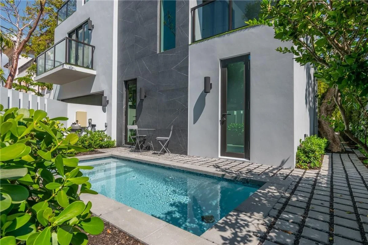 1310 SE 2nd St, Fort Lauderdale: photo 1 of 40
