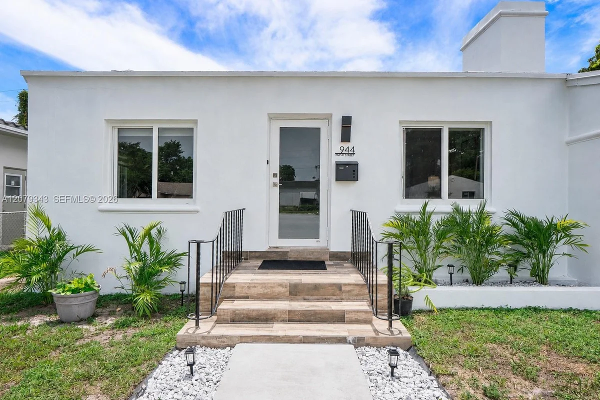 944 NW 47th St, Miami: photo 1 of 24