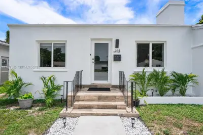 944 NW 47th St, Miami: photo 1 of 24