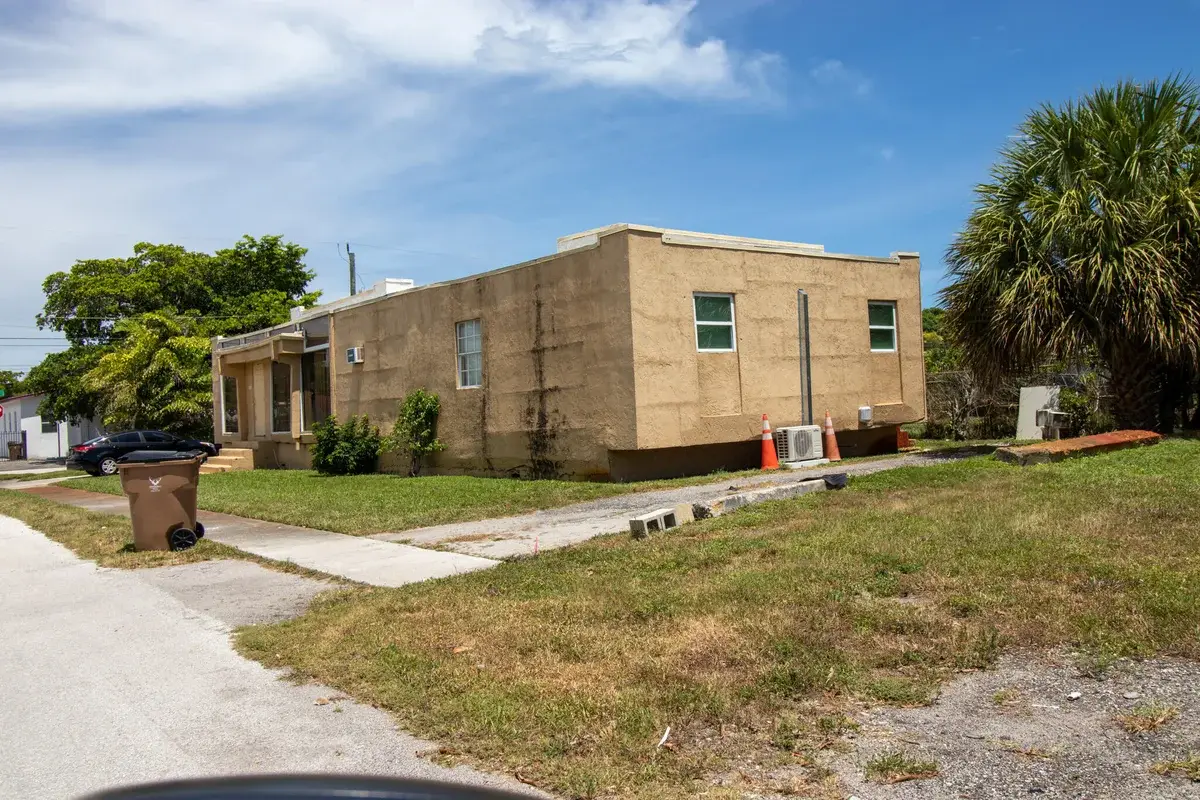 248 SW 7th Ct, Deerfield Beach: photo 1 of 17