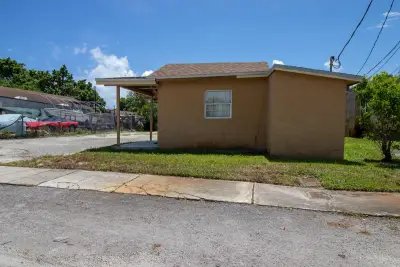 242 SW 7th Ct, Deerfield Beach: photo 1 of 4