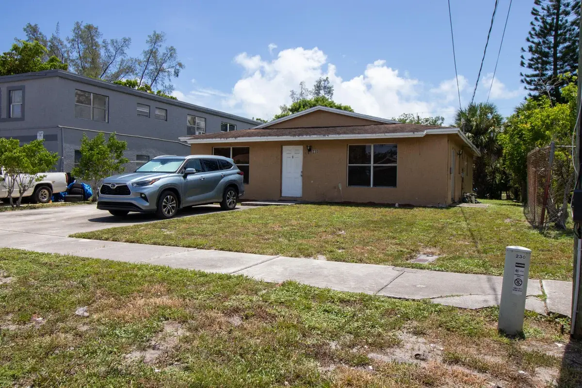 230 SW 8th St, Deerfield Beach: photo 1 of 2